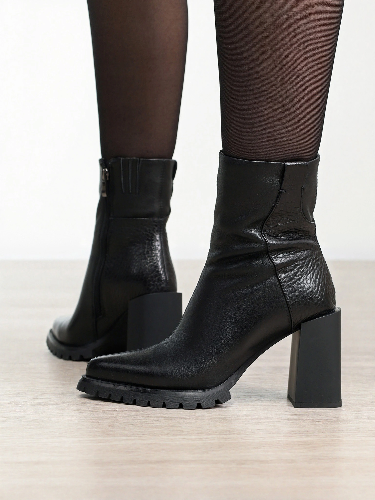 Ботильоны черного цвета на высоком каблуке